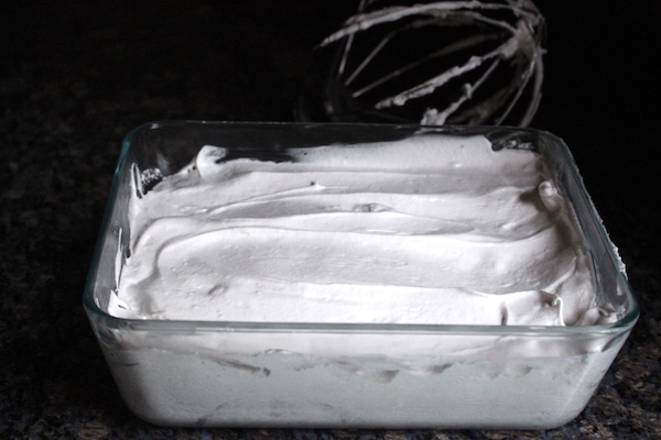 蒲公英蜂蜜棉花糖面糊在锅里开始凝固成自制的棉花糖