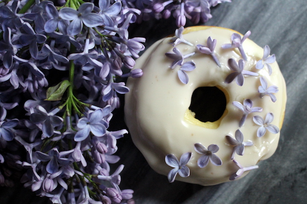 淡紫色的甜甜圈~食用和紫丁香花甜甜圈