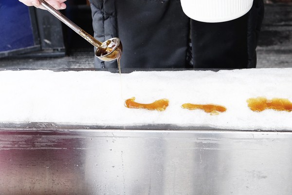 如何在雪上做糖~传统的枫太妃糖