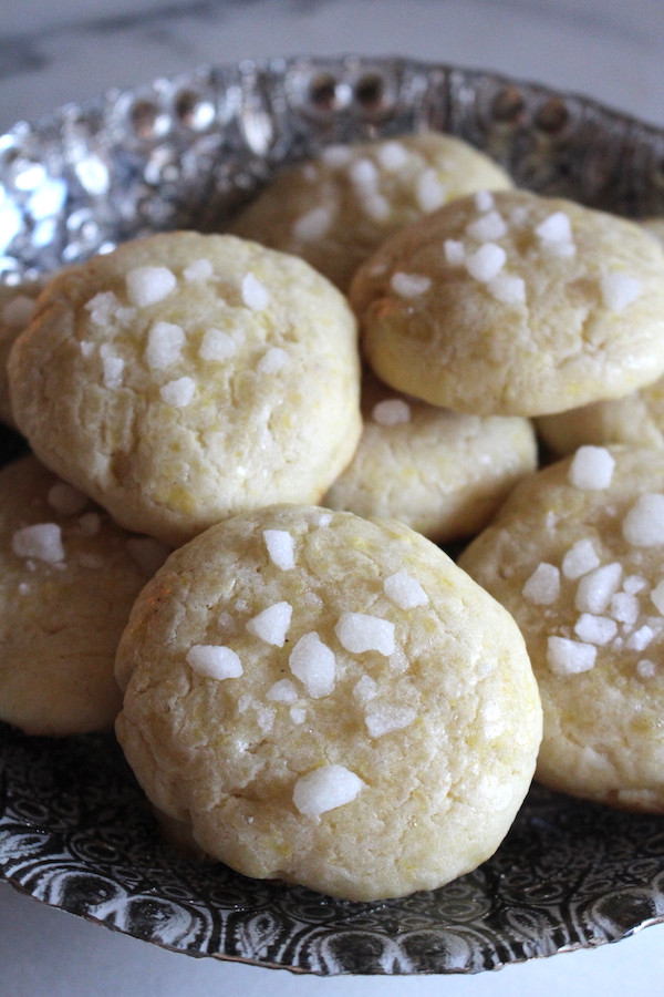 挪威黄油饼干(Serinakaker)是一种枕状的黄油饼干，上面撒着珍珠糖。