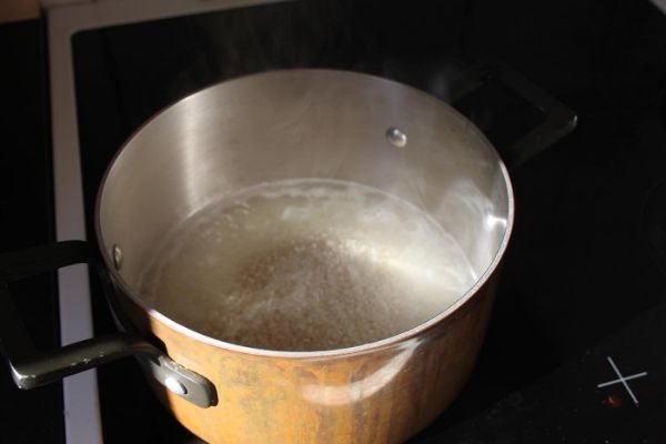米饭在水中煮沸，然后加入牛奶，制作risengrød