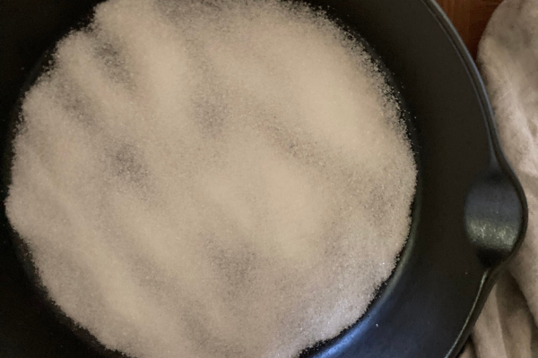 糖均匀分布在锅里融化